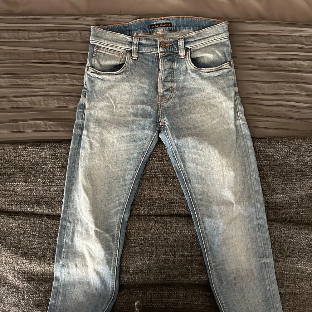 Ljusblåa Nudie Grim Tims i felfritt skick! Storlek 29/32. Nypris runt 1500kr.. Jeans & Byxor.