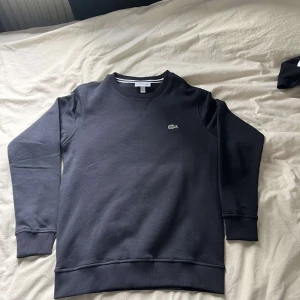 Lacoste sweater - Hej säljer nu min Lacoste sweater som är perfekt för sommar kvällarna, nyskick bara använda en gång, skriv för fler bilder och priset kan diskuteras 