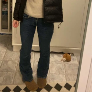 mörkblå jeans - säljer mina mörkblå flare jeans från gins tricot❤️ fint skick förutom lite slitningar längst ner på benen. 