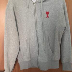 Tja säljer min gråa ami hoodie för den inte passar mig den är väldigt snygg. Använt endast inne ett par gånger. Skick 9,5/10 Passform: Stor i armarna perfekt i längden o runt om, Storlek S