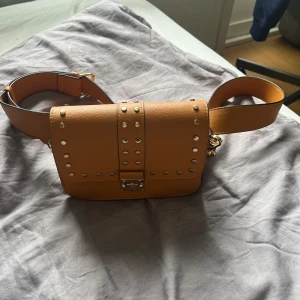 Väska - Säljer min bruna handväska då den inte kommer till användning💗Jättefin och har använts mycket men har inga skador💗Bandet är justerbart💗Bredd: 18cm djup: 6cm höjd: 14cm💗