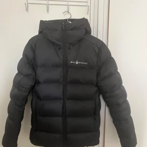 Vinterjacka - Säljer min vinterjacka från Sail Racing då den inte kommer till användning, hål i luvan men inget som syns när du inte har på dig luvan, nypris ligger på 4000, mitt pris 1000, kan gå ner vid snabb affär!