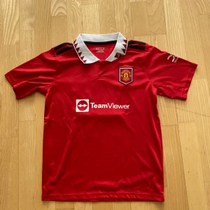 Manchester United tröja 22/23 - Säljer en Manchester United tröja storlek 164 , skick 10/10 och använd ett fåtal gånger bara🤩 Pris kan diskuteras vid snabb affär 