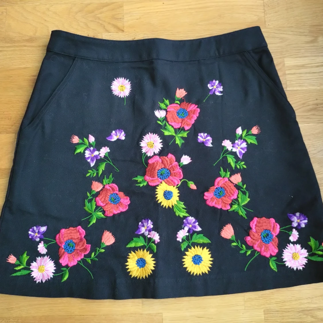 Svart kjol med blommigt mönster från Topshop
