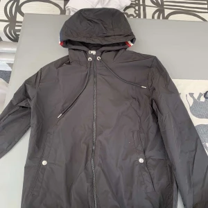 Moncler vindjacka - Säljer min Moncler vindjacka i storlek L! Denna jacka är perfekt för dig som är M/L, skick 10/10 använd ett par gånger men inga defekter eller liknande
