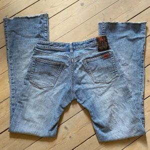 Lågmidjade bootcut jeans - Säljer dessa snygga jeansen som tyvärr är för små för mig    💗 Midjemått rakt över = 37 cm Innerbenslängd = 79 cm