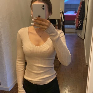 Beige tröja 🩷 - Använd några fåtal gånger, har inge defekter