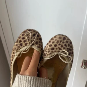 Ballerina skor - Super fina ballerina skor köpa på vestaire, säljer då de tyvärr inte passar  mig. De står strl 40 i skorna men det är försmå för mig som har 39,5 så de passar en storlek 39💕Inner sulan är lite sliten men det är inget som syns när man har på sig de. 