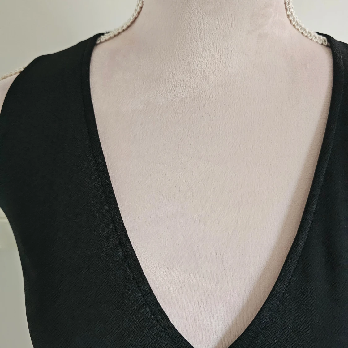 Svart ärmlös klänning - 92