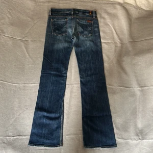 💕Vintage jeans 7 for all mankind💕 - Supersnygga vintage lowaisted jeans❤️‍🔥   Superfint skick, lite slitna se bild 5. Nypris: 3000kr Längd: 32    Midja: 27  Hör av dig om du har några frågor!💗