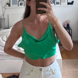 Grönt linne - Grönt satinlinne frpn Zara med öppen rygg.