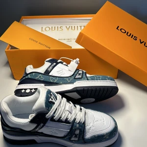 Louis Vuitton skor - Storlek 40-41 nyskick testade en gång då dom var för små skriv privat för frågor.