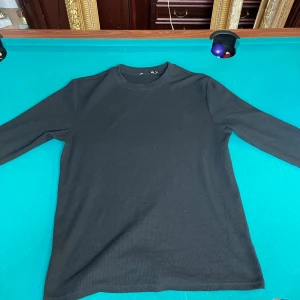 Svart tröja - Svart tjocktröja med mönster i tyget, bra skick riktigt soft