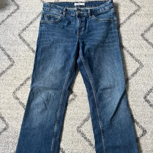 Bootcut mid-waist jeans  - Mid-waisted jättesnygga mörkblåa jeans köpta från Pull&Bear. Säljs pga för stor storlek. 