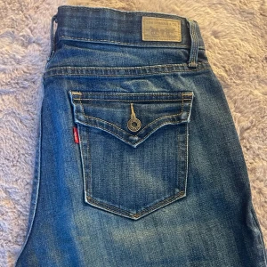 LEVI’S JEANS  - Snygga Levi’s jeans, de är lågmidjade och är straight leg. Älskar dessa men passar inte riktigt i storleken. Därav är de aldrig använda.  