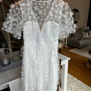 Hannie Dress - Säljer nu denna superfina klänning som jag köpte som reserv till stundenten men som aldrig blev använd! Lapparna är kvar, helt ny. Köpt för 999 kr. Skriv för mer info💕