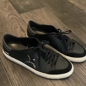 Axel Arigato Clean 90 Bird  - Snygga skor ifrån Axel Arigato i storlek 44          Skick 9/10 använda i 3 månader  Nypris 2 300:-        Priset kan diskuteras vid snabba affär.  Original kartong och skopåse följer med