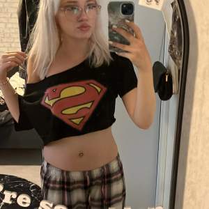 superman croptop! lite sprickor på trycket annars bra kvalitet 