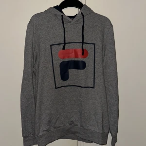 Fila Hoodie  - Storlek M, Ny skick, användes aldrig
