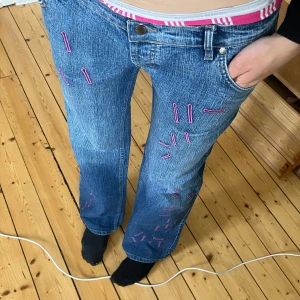 MOSCHINO JEANS - MOSCHINO JEANS ⚪️  Storlek W34 ⚪️   89 cm runt midjan ⚪️ Innbenslängd 81 cm ⚪️  Jag är 177 cm och har storlek 29.   Använd gärna köp nu💋