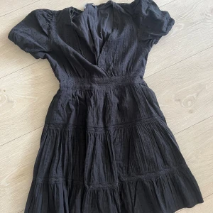 Svart klänning zara  - Svart klänning från zara i storlek S/36