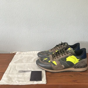 Valentino rockrunner - ett par sjukt feta valentino rockrunners med lime gula detaljer som är i toppskick!! Nypris ligger runt 5-6k. Hör av er om ni är intresserade🙌🏽🤩