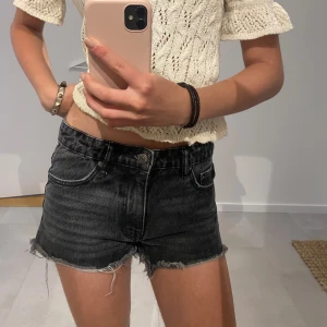 Low waist jeans shorts  - Säljer dessa jeansshortsen från Iza och elles kollektion med Gina 🥰🥰storlek 146 men sitter som xs