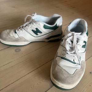 Ett par fräscha new balance skor som är använda max 5-10 gånger 