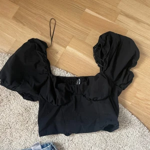 Svart topp - Svart topp med puffärm