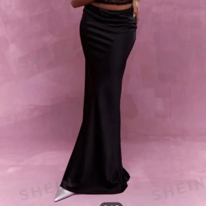 Svart satin kjol - En svart lång satinkjol som aldrig är använd. Säljer pga av att den är lite stor för mig och hann inte skicka tillbaka i tid. Skriv privat för egna bilder