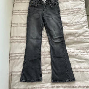 Gina tricot jeans bootcut - Gina tricot jeans bootcut low/midwaist. Inga tydliga defekter och i bra skick. Säljer pga att jag inte har användning för dem längre.