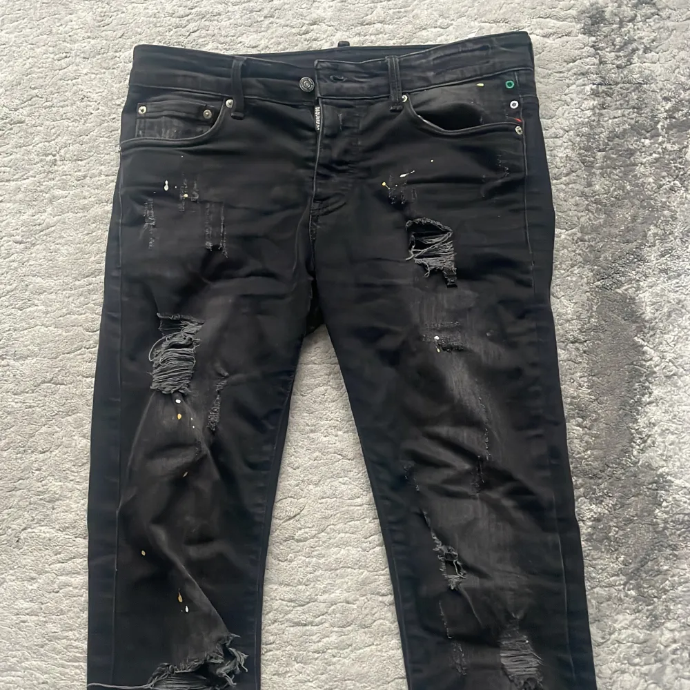 Ds2 byxor sällsynta storlek 33 säljer för ja inte använder dem . Passar upp till ca 178 cm . Jeans & Byxor.