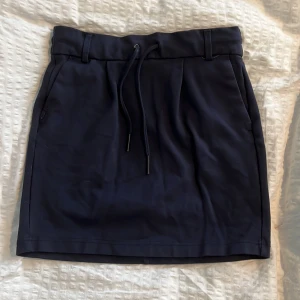 Kjol - En mjuk stretchig kjol med snören i midjan. Väldigt bra skick ifrån märket only