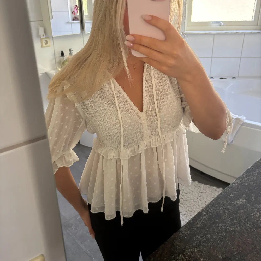 Jätte söt blus ifrån zara. Aldrig använd.. Blusar.