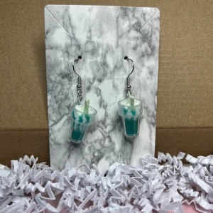 Turkos milkshake örhängen  - Turkos milkshake örhängen, nickelfria 