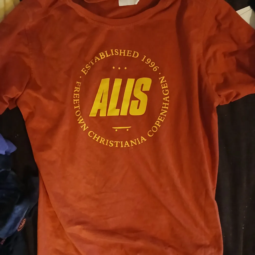 Alis. T-shirts.