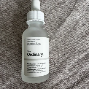 The ordinary serum - The ordinary serum, niacinamide 10% + zinc 1%. Är provad ett par gånger, funkar tyvärr inte på min hudtyp. Se bild 3.  Öppnad: 26/6-24, håller 12 månader efter den är öppnad. 