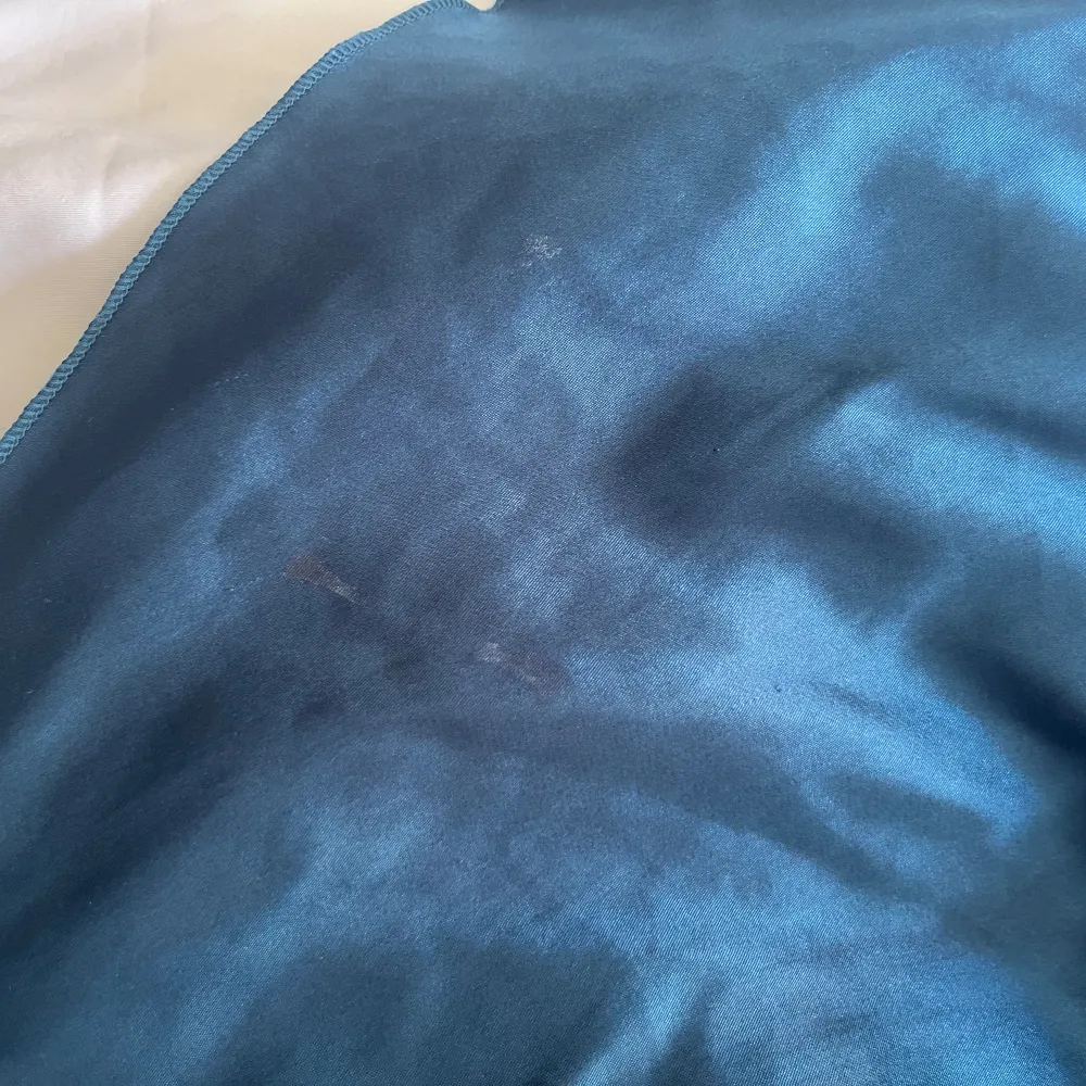 Finare nattlinne med choker detalj och spets, finns några fläckar (se bilder). Muu.