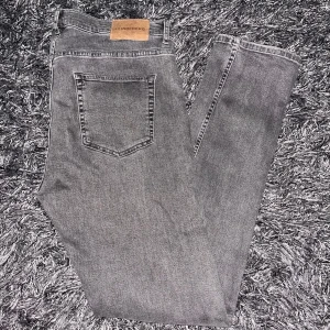 L.lindberg jeans - Säljer ett par gråa j.lindberg jeans som är köpta för 1600 kr. Dem är aldrig använda pågrund av att jeansen var för stora. 