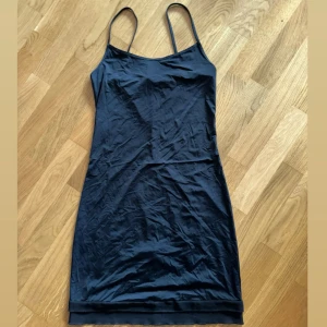 Intimissimi klänning - Svart underklänning från Intimissimi, går också att ha som ett nattlinne 🤍