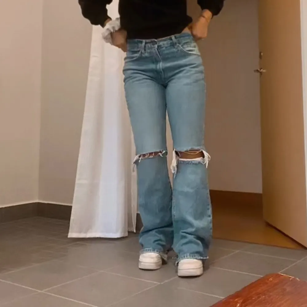 Bootcut/flare jeans från Zara. Använda ett fåtal ggr pga fel storlek, lågmidjade och passar strl 36💞. Farkut & Housut.