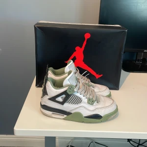 Hej säljer mina Jordan 4 sea fome  - Dom är smutsig men går att tvätta super Nice till hösten 7/10