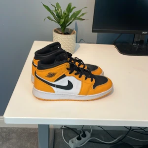 Hej säljer ett par j1 - Dom är i super bra Shick men vill inte ha dom längre så det är därför jag säljer dom 