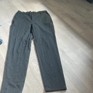 Byxor  - Kostymbyxor, stolek S. Använda fåtal gånger och är precis som nya. 