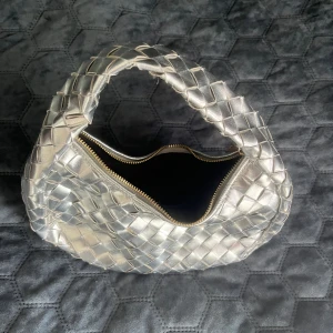 Handväska - Super cool silvrig botega liknande väska!🤍 perfekta utgångsväskan! Från ASOS, skriv privat för fler bilder