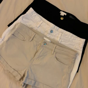 Shorts str 38 - Säljer 3 stycken fina shorts o storlek 38.  Alla 3 shorts 130kr