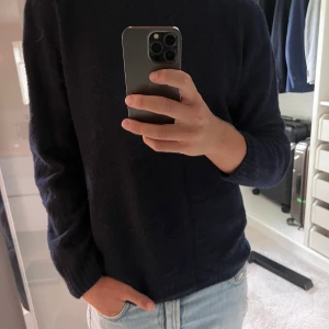 Rose&Born cashmire  - Riktigt fin och skön Rose&Born cashmire pullover. Strlk 52 passar storlek M/L. Skönaste materialet jag haft på mig. Nypris över 2300 perfekt skick. 