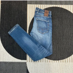 Replay jeans - Storlek- W29, står ingen längd däremot näst intill exakt samma längd som en L32, fint skick, hör av er vid frågor samt övriga funderingar!