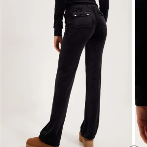 Juciy couture  - Säljer mina svarta Juciy byxor de är i helt nytt skick skriv privat om du vill ha när bilder köpte de på Nelly för 1,199 säljer de för 600