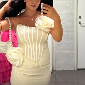 Festklänning - Festklänning i storlek S-M 